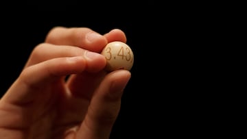 MADRID, SPAIN - DECEMBER 22: A pupil of the San Ildefonso school, holds the winning number, 13437, during the draw of Spain's Christmas lottery named 'El Gordo' (Fat One) at the Teatro Real on December 22, 2014 in Madrid, Spain. This year's winning number is 13437, with a total of 4 million euros for the top prize to be shared between ten ticket holders. The total prize fund is worth 2.24bn euros. (Photo by Pablo Blazquez Dominguez/Getty Images) LOTERIA NAVIDAD SORTEO