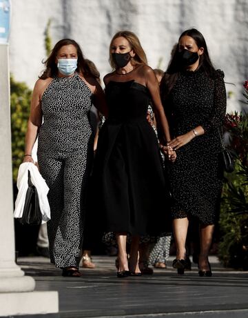 Ana García Obregón, vestida de negro, apoyada en su hermana Celia y la novia de Aless Lequio Carolina Monje.