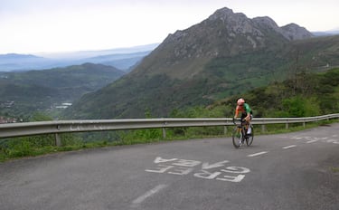 “La subida es durísima, pero lo de los seis últimos kilómetros… es tremendo. Hoy en día los desarrollos de las bicis te permiten subir más cómoda, pero antes no era posible. En este puerto por mucho desarrollo que pongas nunca es suficiente”, analiza, con una sonrisa, Alicia González, que también es habitual en las convocatorias de España para las grandes citas.