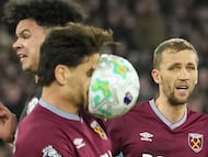 West Ham's Konstantinos Mavropanos, left, blocks a shot by Manchester City's Erling Haaland during the English Premier League soccer match between West Ham United and Manchester City in London, England, Saturday, March 14, 2026. (AP Photo/Dave Shopland)