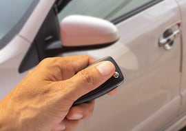 Si el mando para abrir tu coche se ha quedado sin pila o no funciona, con este truco podrás entrar sin problema