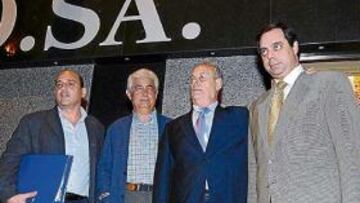 <b>CUENTAN CON LOPERA. </b>De izquierda a derecha, Juan de Dios Donaire,. Pedro Muñoz, Mariano Fernández y Francisco Sánchez los componentes de Betis Sport.