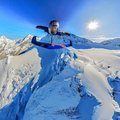 Peter Salzmann inaugura una nueva era en el vuelo humano con el wingsuit foil