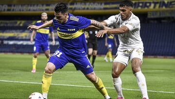 BUENOS AIRES, ARGENTINA - SEPTEMBER 26: Christian Pavon of Boca Juniors fights for the ball with Rafael Delgado of Colon during a match between Boca Juniors and Colon as part of Torneo Liga Profesional 2021 at Estadio Alberto J. Armando on September 26, 2021 in Buenos Aires, Argentina. (Photo by Marcelo Endelli/Getty Images)