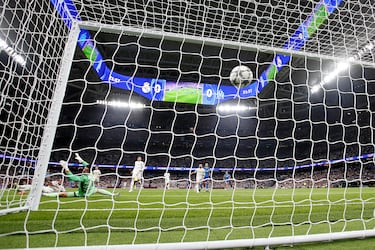 0-1. Pierde el balón Arda Güler en el medio del campo y Mason Greenwood lanza un rápida contra para asistir a Tim Weah que con un potente derechazo, supera a Thibaut Courtois.