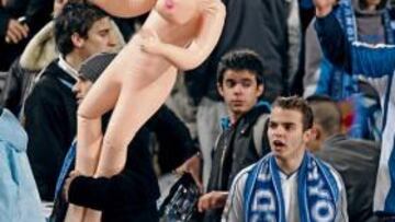 <b>EJEMPLO. </b>Un seguidor del Espanyol lleva una muñeca hinchable durante un partido.