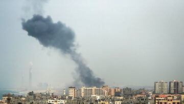 Una columna de humo se alza desde Gaza tras una ataque israelí.