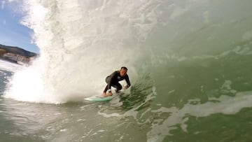 El surfista vasco Kepa Acero surfeando una ola en forma de tubo en Mundaka (País Vasco).