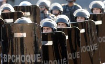 Soldados del Batallón de Operaciones Especiales del Distrito Federal llevan a cabo un simulacro en la sede de la Policía Militar en Brasilia como parte de las medidas de seguridad antes de la Copa Confederaciones.