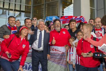 Enrique Cerezo con seguidores.