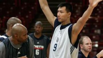 <b>INVESTIGADO.</b> El ala pivot chino de los Nets de New Jersey Yi Jianlian está siendo investigado por una posible falsificación de su edad en documentos oficiales.