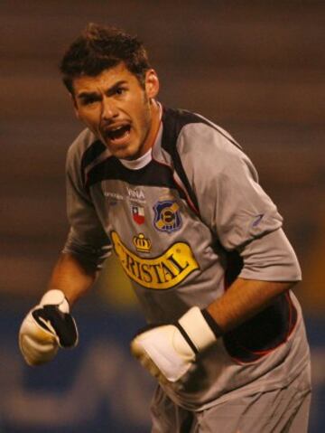 En 2008, tras pasar por Lobos BUAP de México, firmó en Everton.