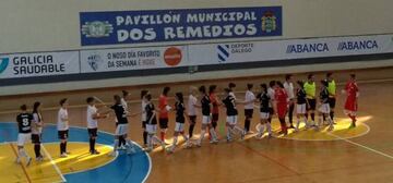 Las jugadoras del Ourense y el Móstoles se saludan en la pista.