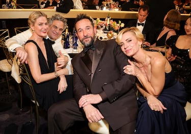 Sunrise Coigney, Mark Ruffalo, Noah Wyle y Sara Wells durante la 83.ª edición de los Globos de Oro, celebrada en el Beverly Hilton.
