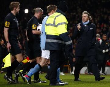 El entrenador del City Roberto Mancini se dirige al &aacute;rbitro tras pitar el tiempo de descanso.