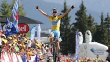 Vincenzo Nibali alz&oacute; los brazos por tercera vez en este Tour.