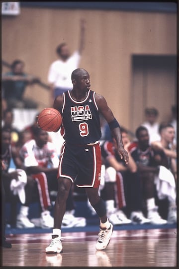 El mejor jugador de baloncesto de todos los tiempos, ganador de seis anillos de la NBA en la década de los 90 con Chicago Bulls, también hizo sus pinitos en el cine como protagonista de una película que fue una sensación. Michael Jordan, que también posee dos oros olímpicos en los Juegos de 1984 y 1996, ambos disputados en Estados Unidos, fue el protagonista de ‘Space Jam’.
Un largometraje promovido por la Warner Bros en el que contó con los personajes de dibujos animados. Fue un paso efímero por el cine, en 1996, aunque luego grabó otra titulada ‘Michael Jordan to the Max’.