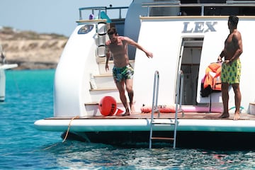 Messi and Suárez enjoy Ibiza holiday with family