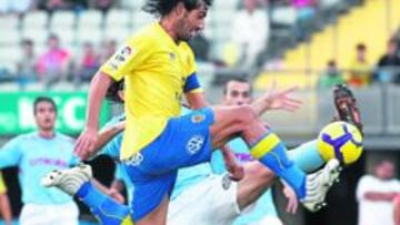 <b>VOLVIÓ A MARCAR. </b>Marcos Márquez, que en la imagen pelea un balón dividido con Noguerol, anotó el gol del empate al final.