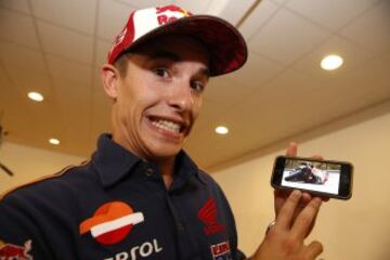 Márquez bromea en el GP de la República Checa, donde acabó 3º, con la imagen de una de sus salvadas imposibles. "Todaví­a me veo como un chavál".