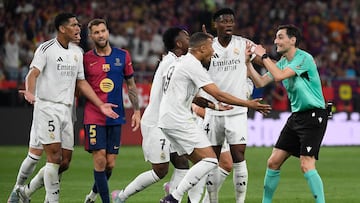 Real Madrid players remonstrate with Spanish referee Ricardo De Burgos Bengoetxea during their Spanish Cup, Copa del Rey (King's Cup) final football match between FC Barcelona and Real Madrid CF at La Cartuja stadium in Seville on April 26, 2025. (Photo by Josep LAGO / AFP)