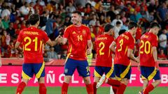 El delantero de la selección española Mikel Oyarzabal (i) celebra con Aymeric Laporte (2-i) tras marcar el 5-1 ante Irlanda del Norte, durante el partido amistoso de fútbol disputado este sábado en el estadio de Son Moix. EFE/Cati Cladera
