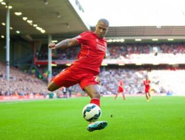 El seleccionado inglés Glen Johnson termina contra con Liverpool, y Barcelona tiene los ojos puestos en él.