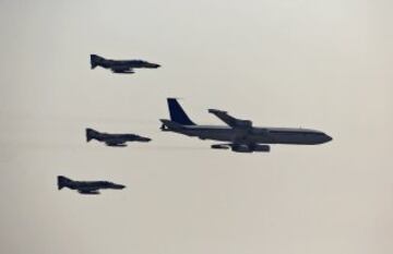 Tres aviones iraníes F-4 Phantom vuelan al lado de un jet de reaprovisionamiento de combustible.