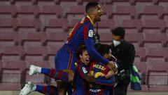 Ara&uacute;jo celebra un gol haciendo pi&ntilde;a con sus compa&ntilde;eros.