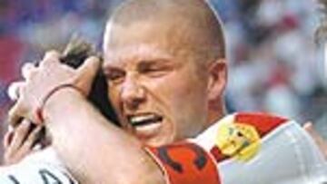 <b>BECKHAM PASÓ DE LA EUFORIA AL DESASTRE</b>. No fue la noche del madridista Beckham, aunque en un principio lo pareciera. Inició su actuación con el pase de gol a Lampard, pero acabó desesperado tras fallar un penalti que hubiera sido decisivo.