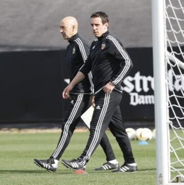 Gary Neville y Ayestarán durante un entrenamiento en febrero.
 