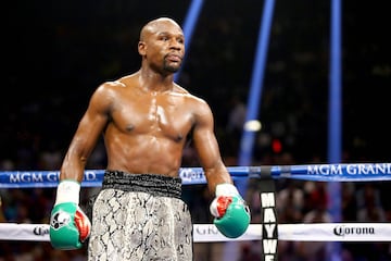 En 2013, el boxeador más exitoso de las últimas décadas se erigió como el deportista mejor pagado del momento. Por aquel entonces, Mayweather firmó un contrato con la cadena televisiva Showtime Networks por 30 meses, cuyo valor aproximado fue de 450 millones de euros a cambio de seis peleas.