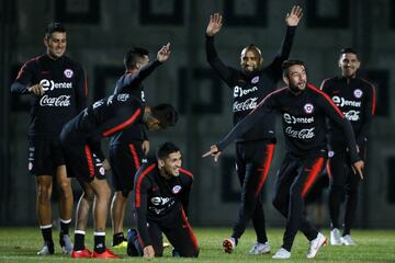 Rostros llenos de sonrisas. Así se veía la Selección al llegar al aeropuerto de Seul para el amistoso ante Corea del Sur este martes. Selfies y autógrafos.