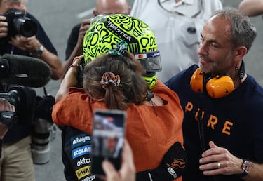 Lando Norris celebra con sus padres, Cisca Wauman y Adam Norris, su tercera plaza en el GP de Abu Dabi, posición que le sirvió para conseguir los puntos necesarios para alzar su primer campeonato del mundo.
