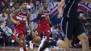 Bradley Beal, escolta de los Washington Wizards, conduce el bal&oacute;n ante los Orlando Magic. De fondo, John Wall.