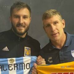 André Pierre Gignac y Martín Palermo intercambian playeras