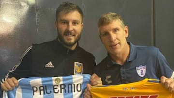 Andr&eacute; Pierre Gignac y Mart&iacute;n Palermo intercambian playeras