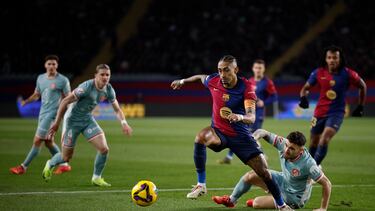 BARCELONA, 21/12/2024.- El delantero del Barcelona Raphinha (c) y el defensa del Atl¨¦tico de Madrid Javi Gal¨¢n (d) durante el partido de LaLiga entre el Barcelona y el Atl¨¦tico de Madrid, este s¨¢bado en el estadio ol¨ªmpico Lluis Companys. EFE/ Alberto Estevez