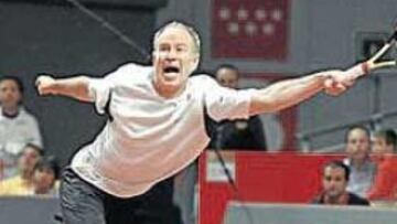 <b>ESTIRADA. </b>John McEnroe, que se estira para alcanzar una bola, ofreció batalla a Albert Costa.