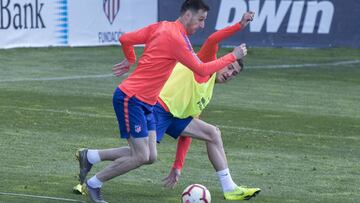 Kalinic,titular ante el Leganés, supera a Giménez en la sesión del Atlético de Madrid.