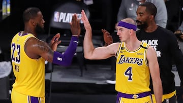  LeBron James saluda a Alex Caruso durante el transcurso del cuarto partido de las semifinales de la Conferencia Oeste de los playoffs de la NBA 2020 entre Houston Rockets y Los Angeles Lakers