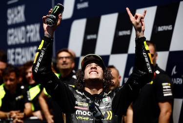 Bezzecchi celebra la victoria con sus compañeros.