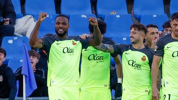 GETAFE (MADRID), 21/12/2024.- El delantero del Mallorca Cyle Larin (i) celebra tras marcar el 0-1 durante el partido de LaLiga que enfrenta a su equipo contra el Getafe este s¨¢bado en el Coliseum en Getafe. EFE/ Juanjo Mart¨ªn