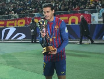 Pedro con el trofeo del Mundialito de Clubes de 2011 tras ganar al Santos.