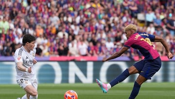 BARCELONA, 11/05/2025.-El delantero del Barcelona Lamine Yamal y el defensa del Real Madrid Francisco García, durante el partido de la jornada 35 de LaLiga EA Sports entre el Barcelona y el Real Madrid, este domingo en el Estadi Olímpic Lluís Companys.-EFE/ Enric Fontcuberta