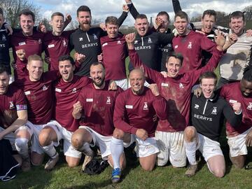 El ex futbolista brasileño Roberto Carlos ha disputado un partido amistoso en inglaterra con un equipo amateur,  Bull In The Barne que representa a un pub de la localidad de Shropshire en el Reino Unido, después de que estos últimos ganaran un concurso organizado por eBay, para jugar un partido con Roberto Carlos. 