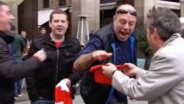 Los aficionados del Arsenal burlándose de un mendigo