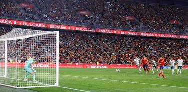 4-0. Mikel Oyarzabal no perdona desde los 11 metros. El delantero de la Real Sociedad lanza con la pierna izquierda y a su lado derecho para engañar a Svetoslav Vutsov.