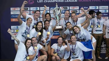 Las jugadoras del CN Sabadell celebran su Champions.