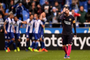 Messi se lamenta, después de uno de los goles del Deportivo, el partido terminó con la victoria para los coruñeses